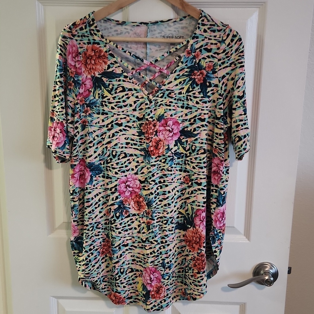 Torrid Super Soft Knit Tee Shirt Floral Animal Print Size 0 - Picture 3 of 9